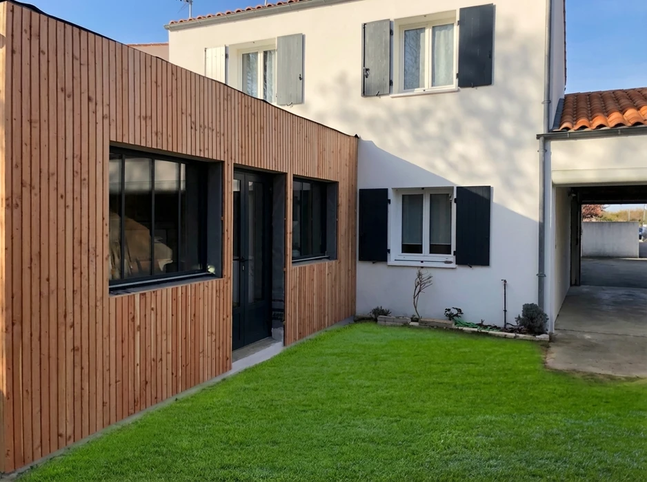 Extension de maison contemporaine avec bardage bois vertical en red cedar, toiture monopente