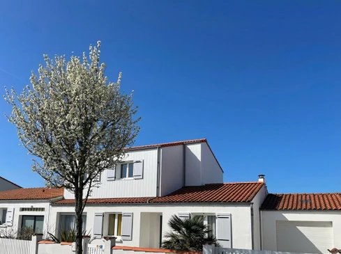 Chantier de construction résidentielle en cours, ouvriers travaillant sur structure bois avec échafaudages métalliques tubulaires