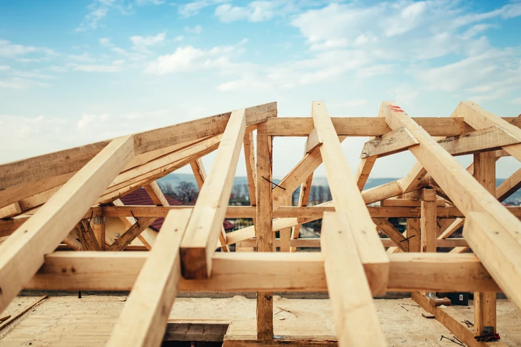Chantier de rénovation dans combles aménageables avec charpente bois apparente